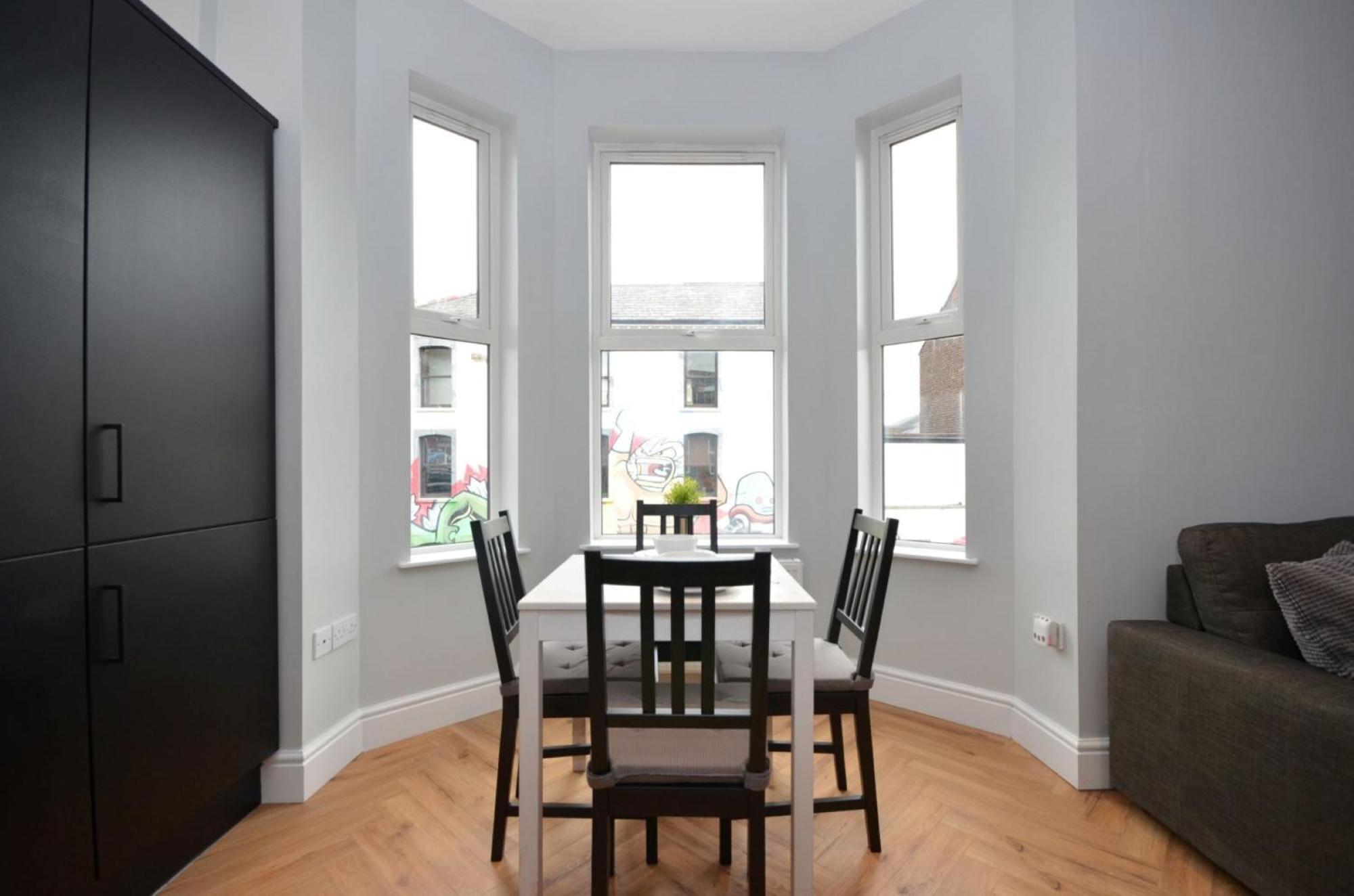 Appartement 2 Bdr & 1 Bdr At Queens Uni By Breaks *