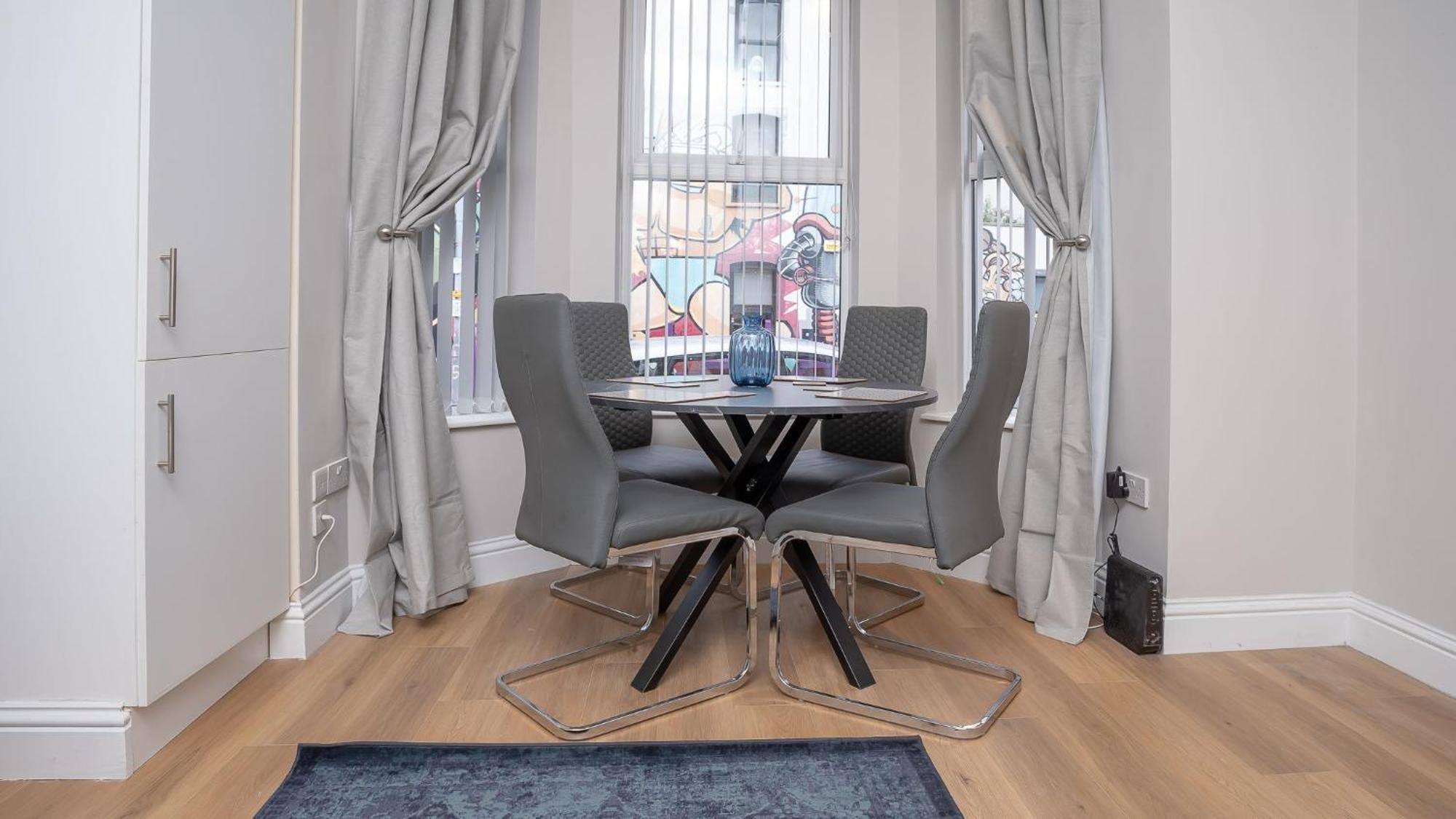 Appartement 2 Bdr & 1 Bdr At Queens Uni By Breaks