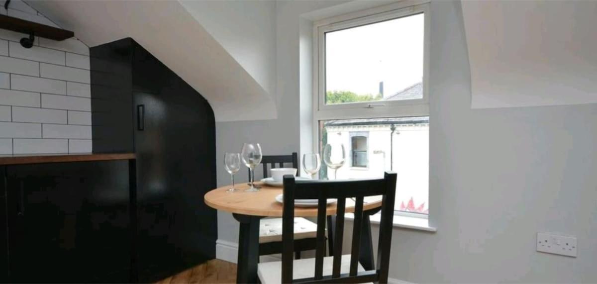 2 Bdr & 1 Bdr At Queens Uni By Breaks Appartement