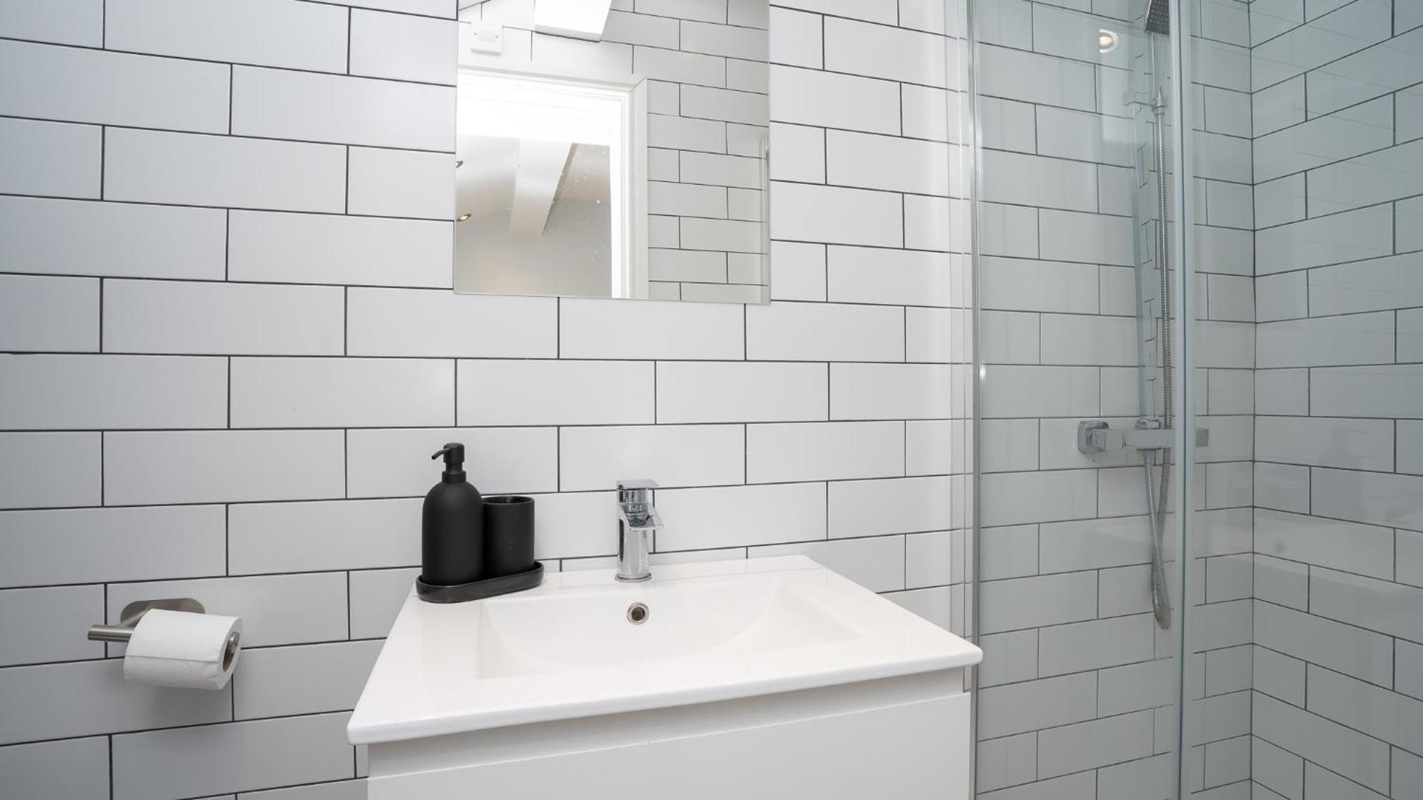 2 Bdr & 1 Bdr At Queens Uni By Breaks Appartement Belfast